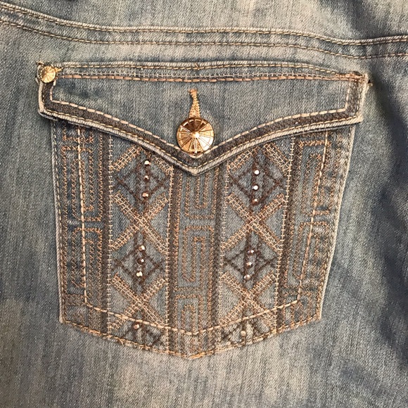 JW Style Denim Blue Jeans Size 12 Capris Distressed Embroidered Touch of Bling - Picture 7 of 14